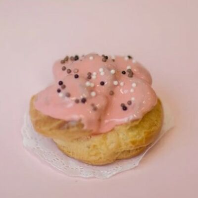 Профитроль клубничный в Круассан Дорэ по цене 180 ₽