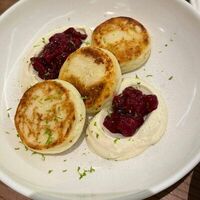 Сырники с крем-брюле и вишневым компоте в MAYAR