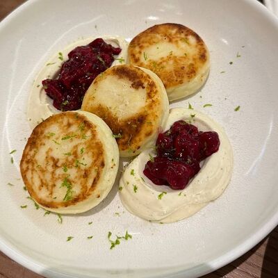 Сырники с крем-брюле и вишневым компоте в MAYAR по цене 660 ₽