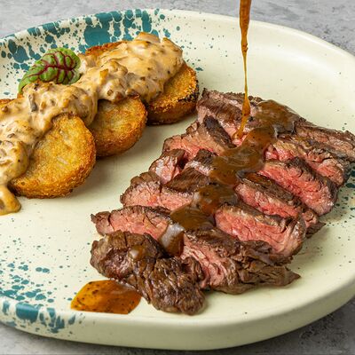 Стейк Скёрт в вишневом маринаде с картофельными хашбраунами в Jager restopub по цене 1490 ₽