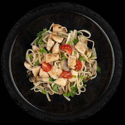 Сливочный удон с курицей и грибами в Суши Фишка по цене 465 ₽
