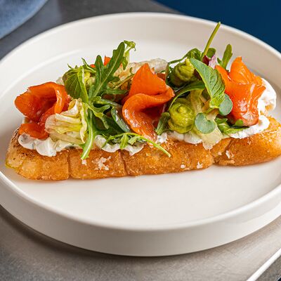 Хрустящий тост с форелью в Паркинг по цене 780 ₽