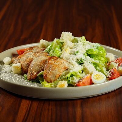 Цезарь с курицей в Монтесори Lounge по цене 794 ₽