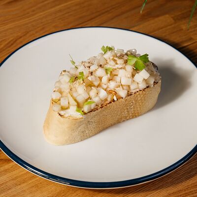 Брускетта с грушей и козьим сыром в Cream Soda по цене 350 ₽