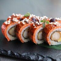 Ролл с опаленным лососем и креветкой темпура в Uminami