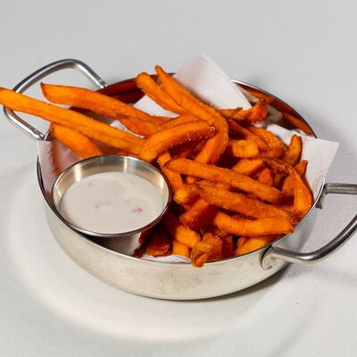 Батат фри с копчёной сметаной в Гоголь по цене 440 ₽