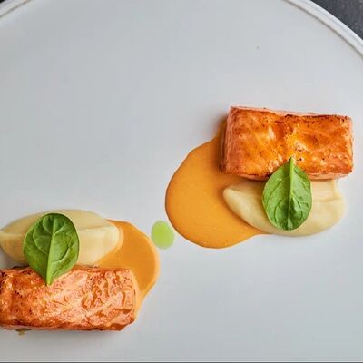 Лосось с кремом из сельдерея с соусом биск в Цыпочка по цене 2500 ₽