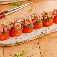 Острый ролл с тунцом и лососем в Сули Гули