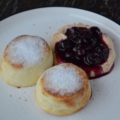 Сырники с вареной сгущенкой и смородиной в Гости, бистро по цене 370 ₽