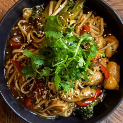 Лапша по-сингапурски с креветкой и курицей в Поль Бейкери по цене 830 ₽