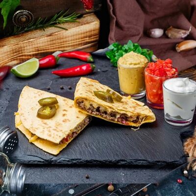 Кесадилья Beef острая в Deus Burgers Tako & Burrito Premium по цене 650 ₽