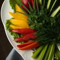 Свежие овощи с брынзой и зеленью в Опера