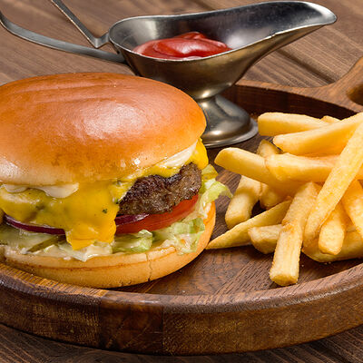 Чизбургер с фри и кетчупом в Колбасофф по цене 720