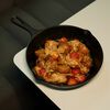 Сковородка с рёберным мясом в Мы Же На Ты по цене 1190