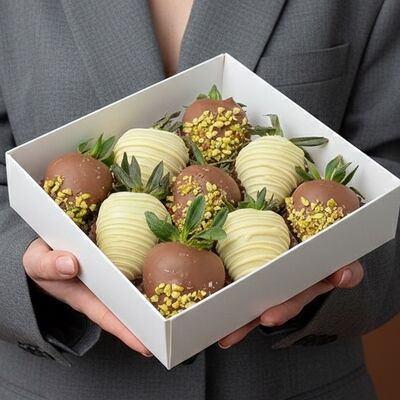 Клубника в шоколаде Фисташка (9-12 шт.) в Luna-Клубника в шоколаде по цене 2990 ₽