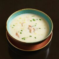 Сладкий сливочный суп с лососем, кукурузой и яйцом в Ми Фан