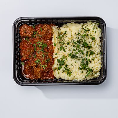 Гуляш из мяса с картофельным пюре в Слойка по цене 386 ₽