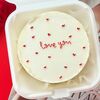 Бенто-торт белый Love you с сердечкамив Caramel magic моти и бенто по цене 2190