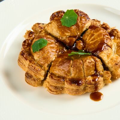 Французский пирог из ягненка с соусом демиглас в Duran по цене 790 ₽