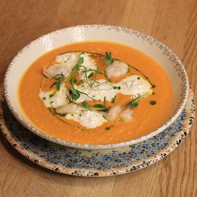 Тыквенный крем-суп с креветками и страчателлой в DVOR гриль-бистро по цене 750 ₽