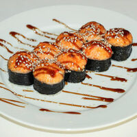 Ролл запеченный с лососем и сливочным сыром в Гиро-пицца