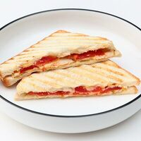 Горячие тосты с курицей в Colors Сafe