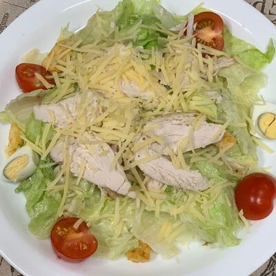 Салат Цезарь с курицей в Три перца по цене 550 ₽