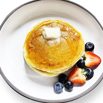 Панкейки с медом и свежими ягодами (290 г) в Медовик по цене 695 ₽