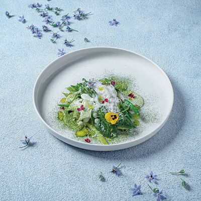 Салат со спаржей, цукини и греческим соусом в VASILCHUKI Chaihona №1 по цене 690