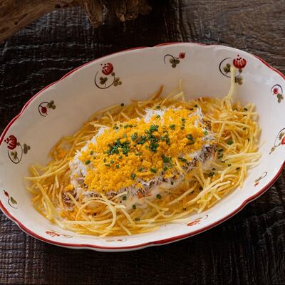 Мимоза с сомом горячего копчения и картофелем пай в Гусь в яблоках по цене 870 ₽