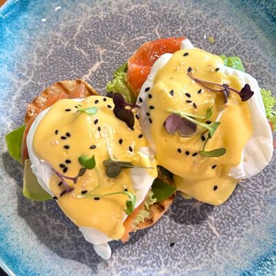 Бенедикт с лососем в Nook Coffee по цене 1050 ₽