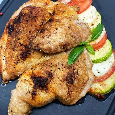 Цыпленок запеченный с томатами и кабачками в Максима Пицца по цене 1430 ₽