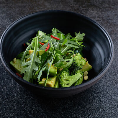 Зеленый салат с авокадо в Frank by Баста по цене 650 ₽