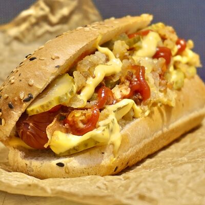 Авторский хот-дог куриной колбаской и чесночным соусом в ЗА ОБЕ ЩЁКИ по цене 390 ₽