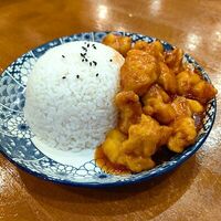 Курица в кисло-сладком соусе с ананасом и рисом в Китайское кафеХао вэй рамен