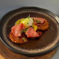 Драники с мортаделлой, яйцом пашот и голландезом в Voodoo bar