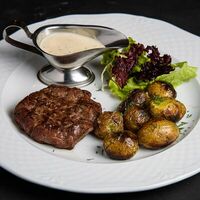 Стейк Ангус с печеным мини-картофелем в Tutta La Vita