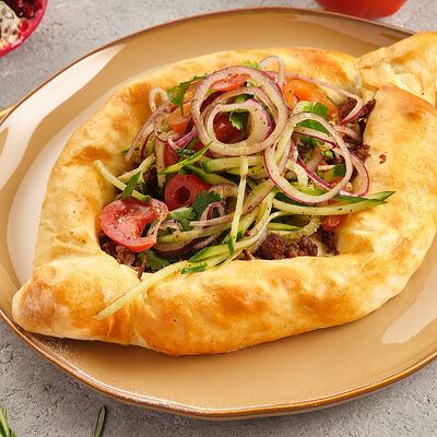 Пиде с телятиной и салатом Шакарап в Грузина Мама по цене 555 ₽