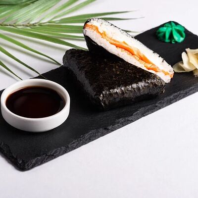 Онигири с лососем в Союз-центр по цене 664 ₽