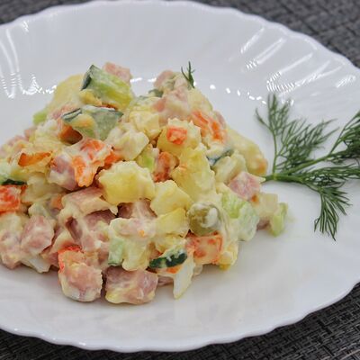 Оливье с ветчиной в Чёрный и белый по цене 160 ₽