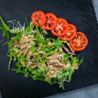 Салат с языком и рукколой в ореховом соусе в Чайхона №1 Братьев Васильчуков