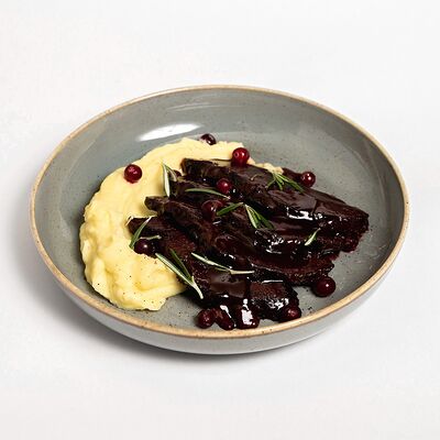 Телячьи щечки с картофельным пюре в Kitchen по цене 750