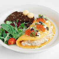 Омлет со страчателлой и красной икрой в Udcкафе Upside Down Cake