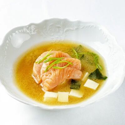 Мисо-суп с лососем, вакамэ и тофу в Dodici Seafood по цене 970 ₽