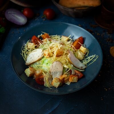 Салат Цезарь с курицей в SFC по цене 396 ₽