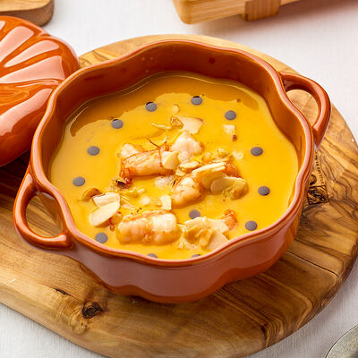 Тыквенный суп с обжаренными креветками и миндалем в Osteria Dolce по цене 530 ₽