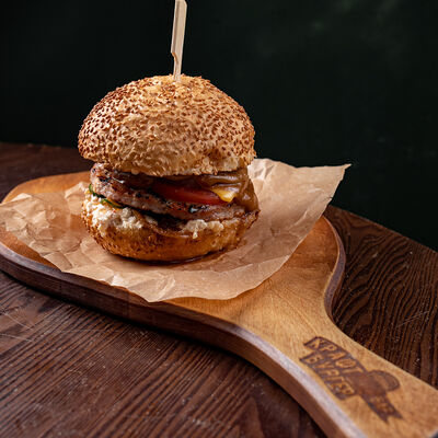 Бургер с Курицей и Ананасами в КрафтБургерБар по цене 650 ₽