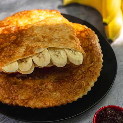 Чебурек с бананом и клубничным джемом в Чебуреки на Чайковского по цене 220 ₽