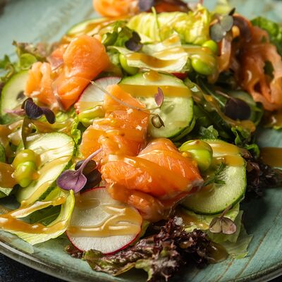 Салат с лососем в Oliva по цене 950 ₽