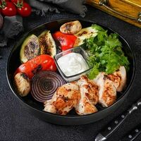 Куриная грудка с овощами гриль халяль в 10strikes halal grill